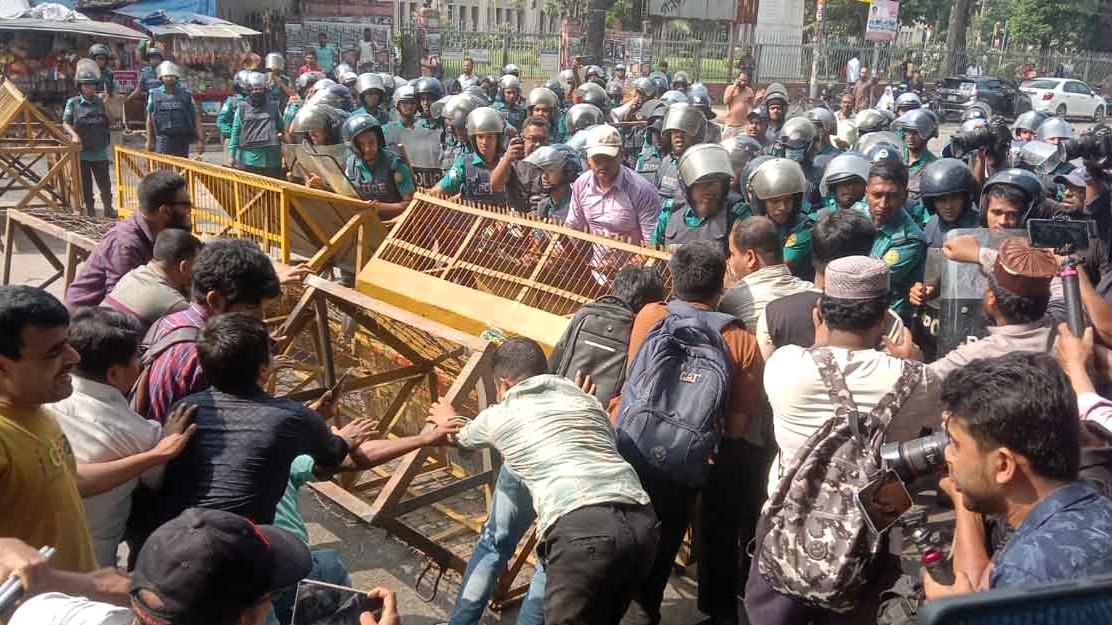 শাহবাগে চাকরিপ্রত্যাশী প্রতিবন্ধী গ্র্যাজুয়েটদের পদযাত্রা আটকে দিলো পুলিশ